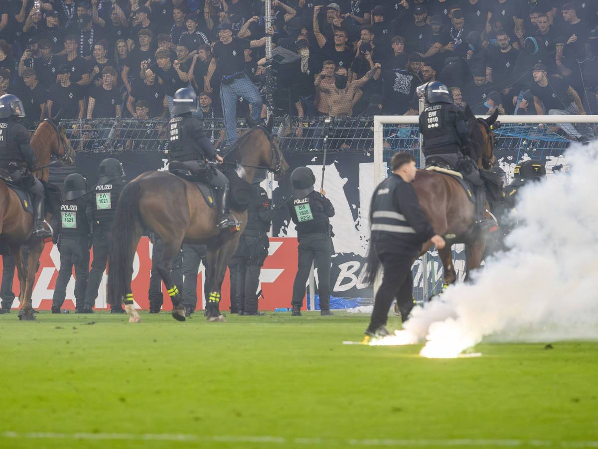 Berittene Polizei auf dem Rasen.