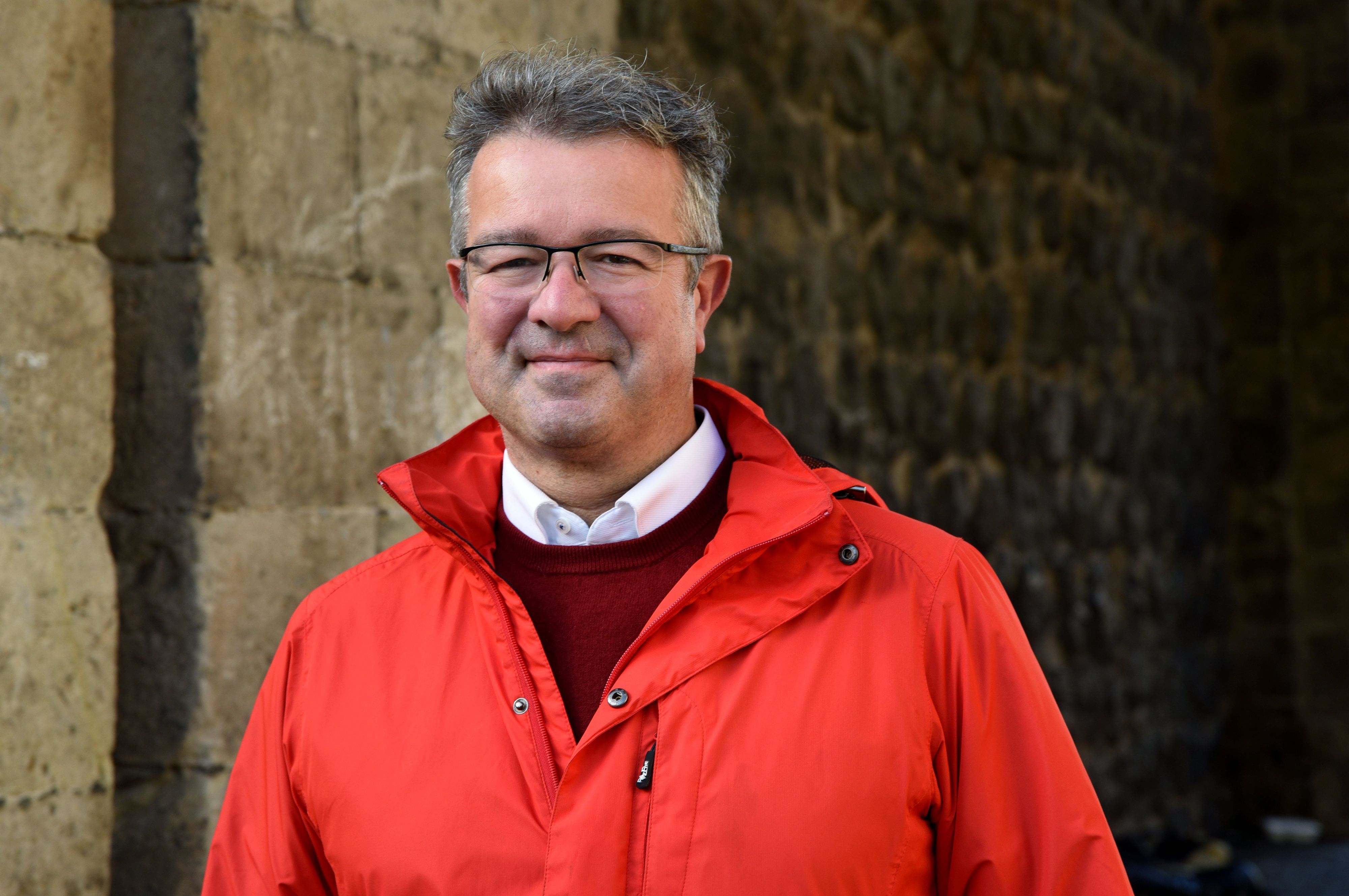 Manuel Andrack posiert für ein Foto.