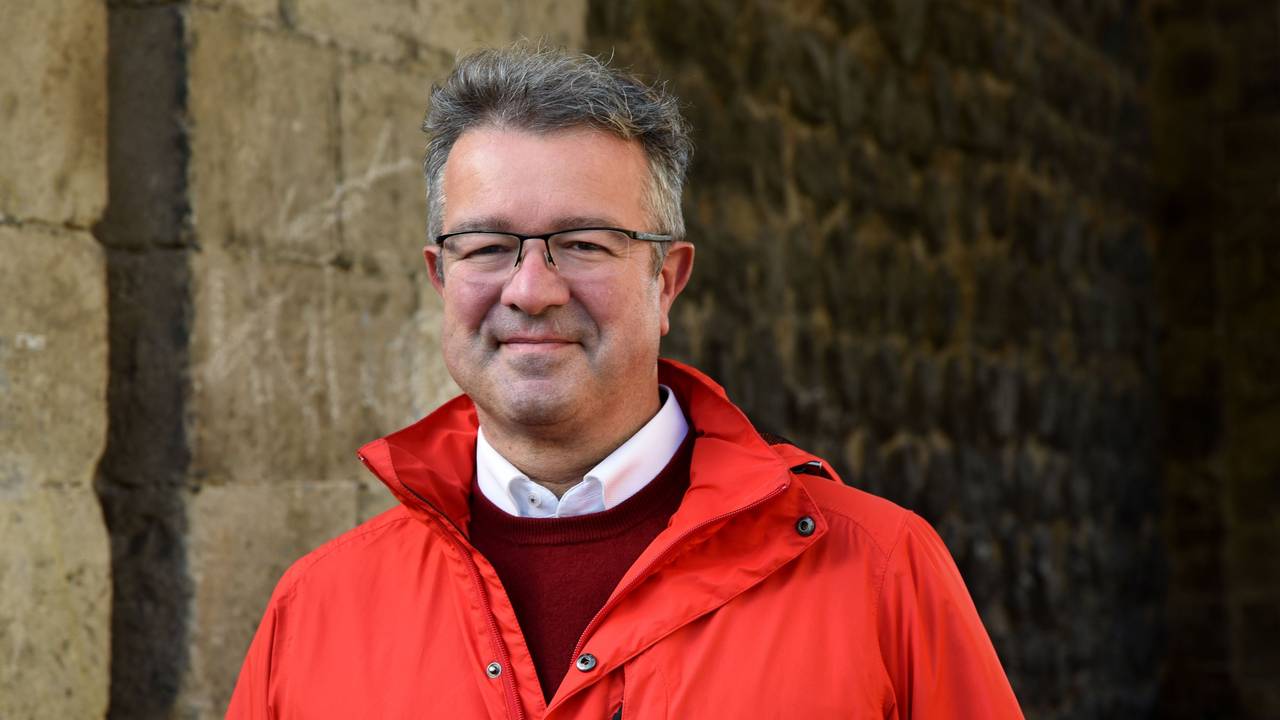 Manuel Andrack posiert für ein Foto.