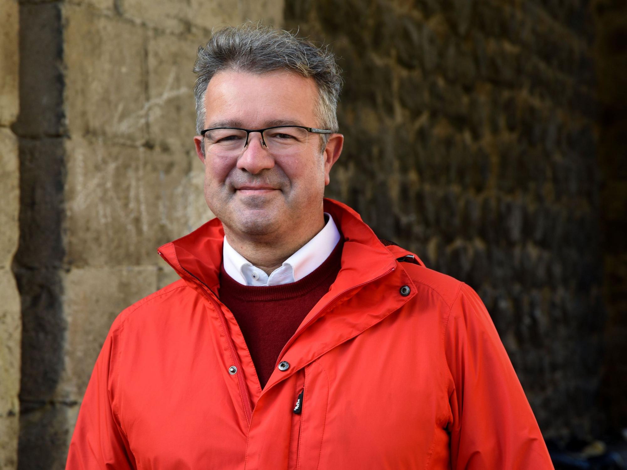 Manuel Andrack posiert für ein Foto.