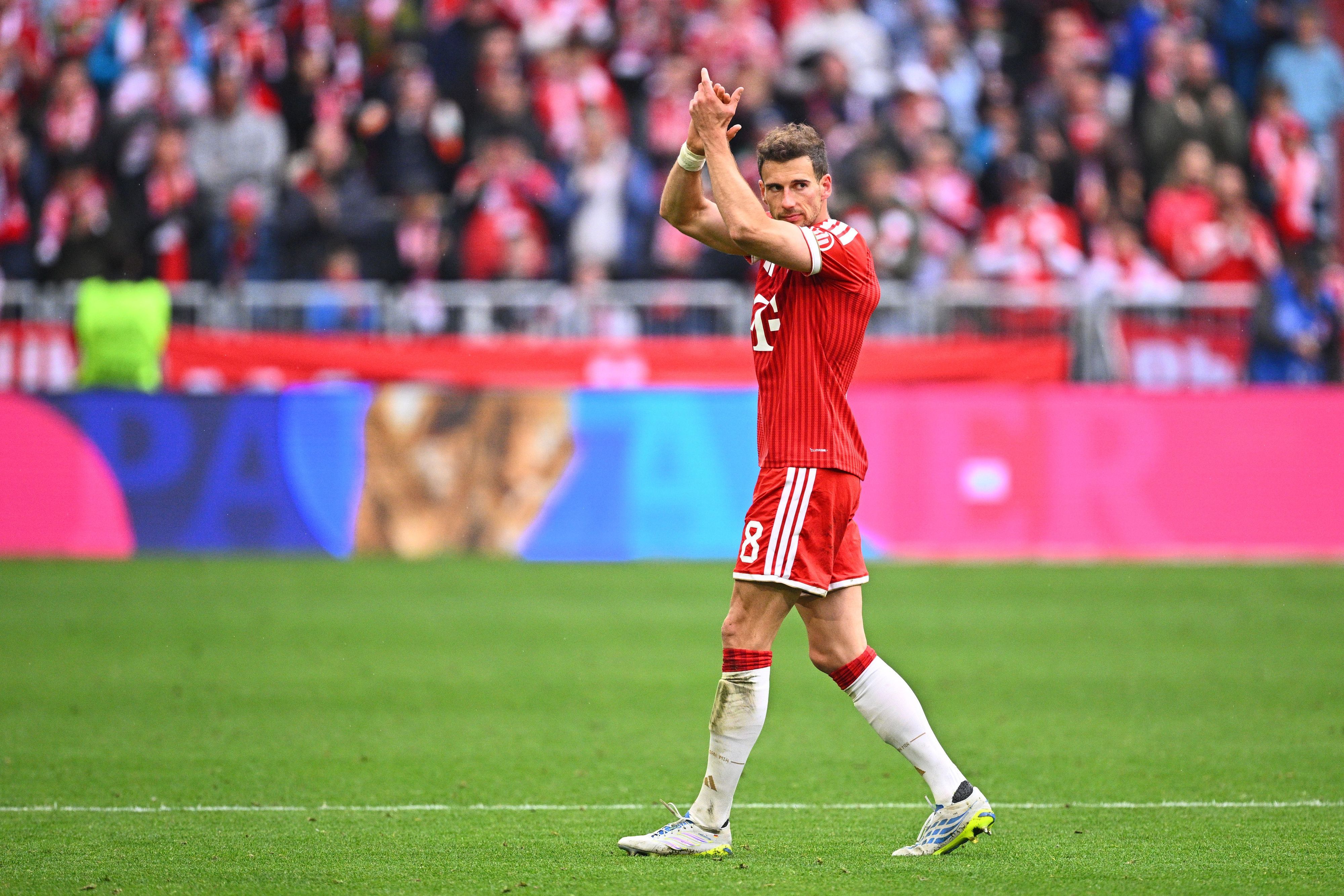 Fußballspieler Leon Goretzka klatscht auf dem Rasen.