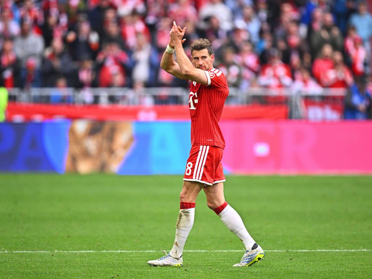 Fußballspieler Leon Goretzka klatscht auf dem Rasen.