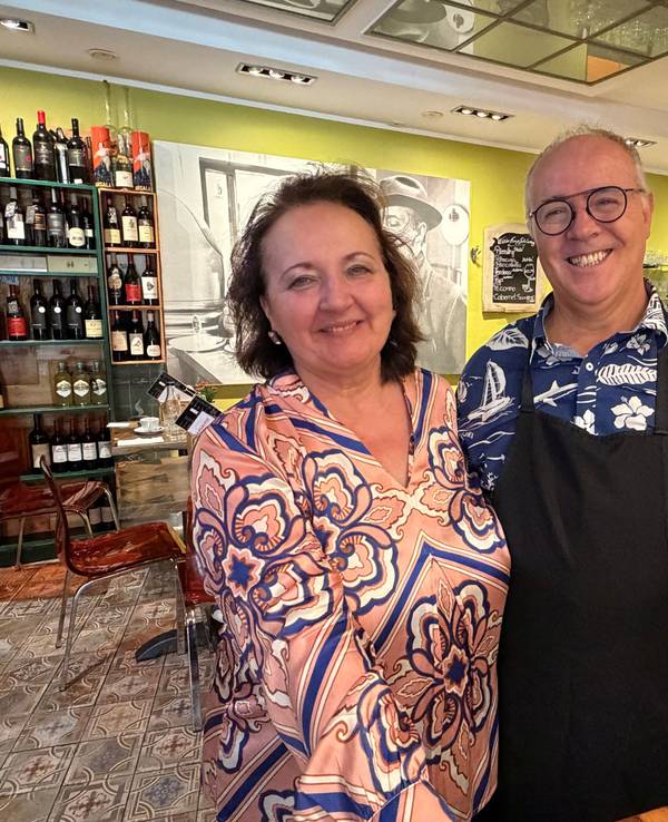 Mario de Petris steht mit seiner Frau Sne im Restaurant „Da Mé“.