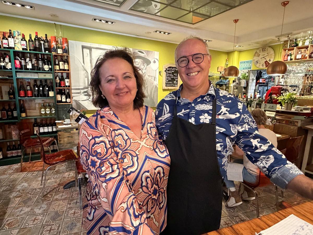 Mario de Petris steht mit seiner Frau Sne im Restaurant „Da Mé“.