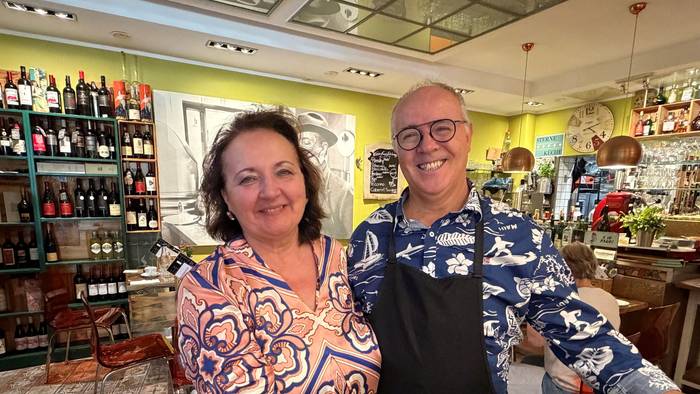 Mario de Petris steht mit seiner Frau Sne im Restaurant „Da Mé“.