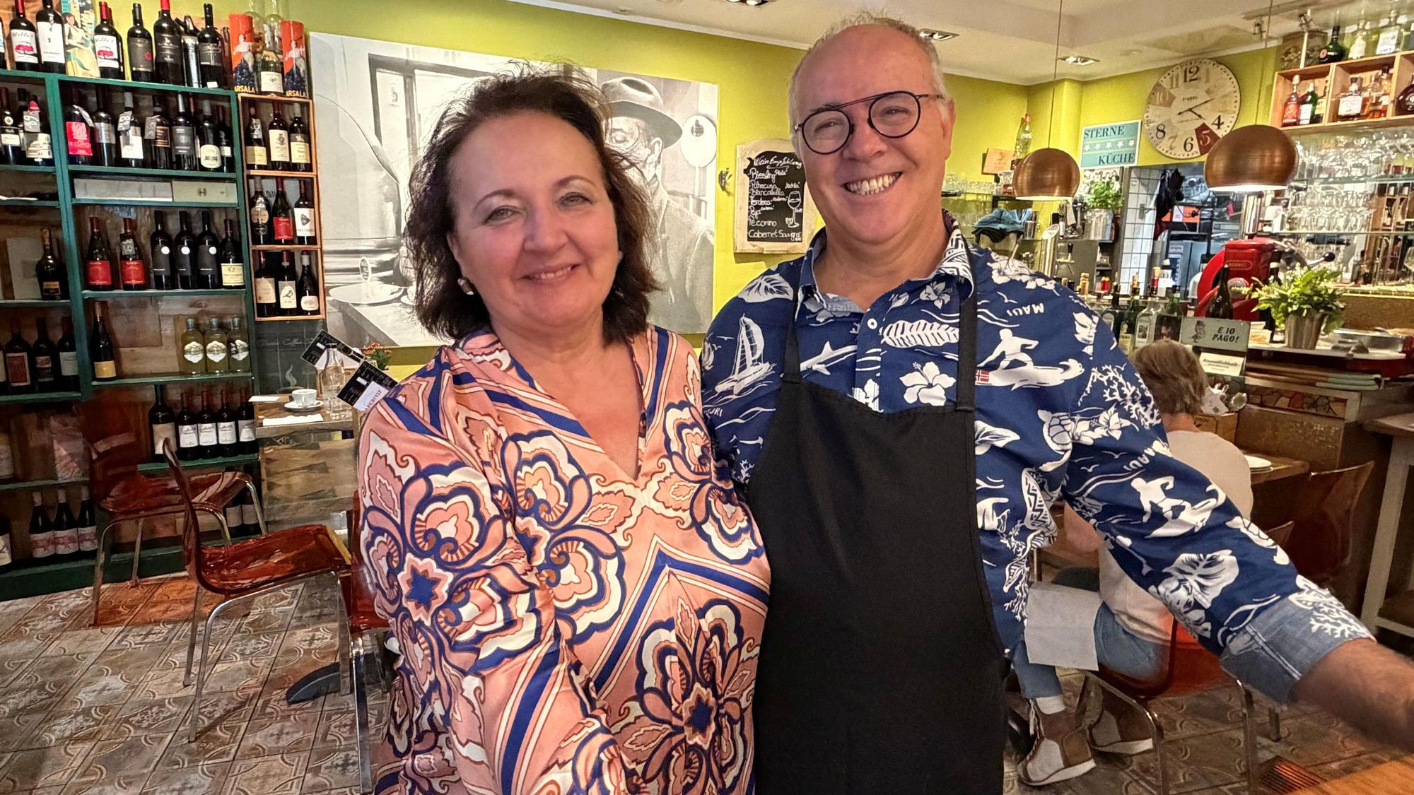 Mario de Petris steht mit seiner Frau Sue im Restaurant „Da Mé“.
