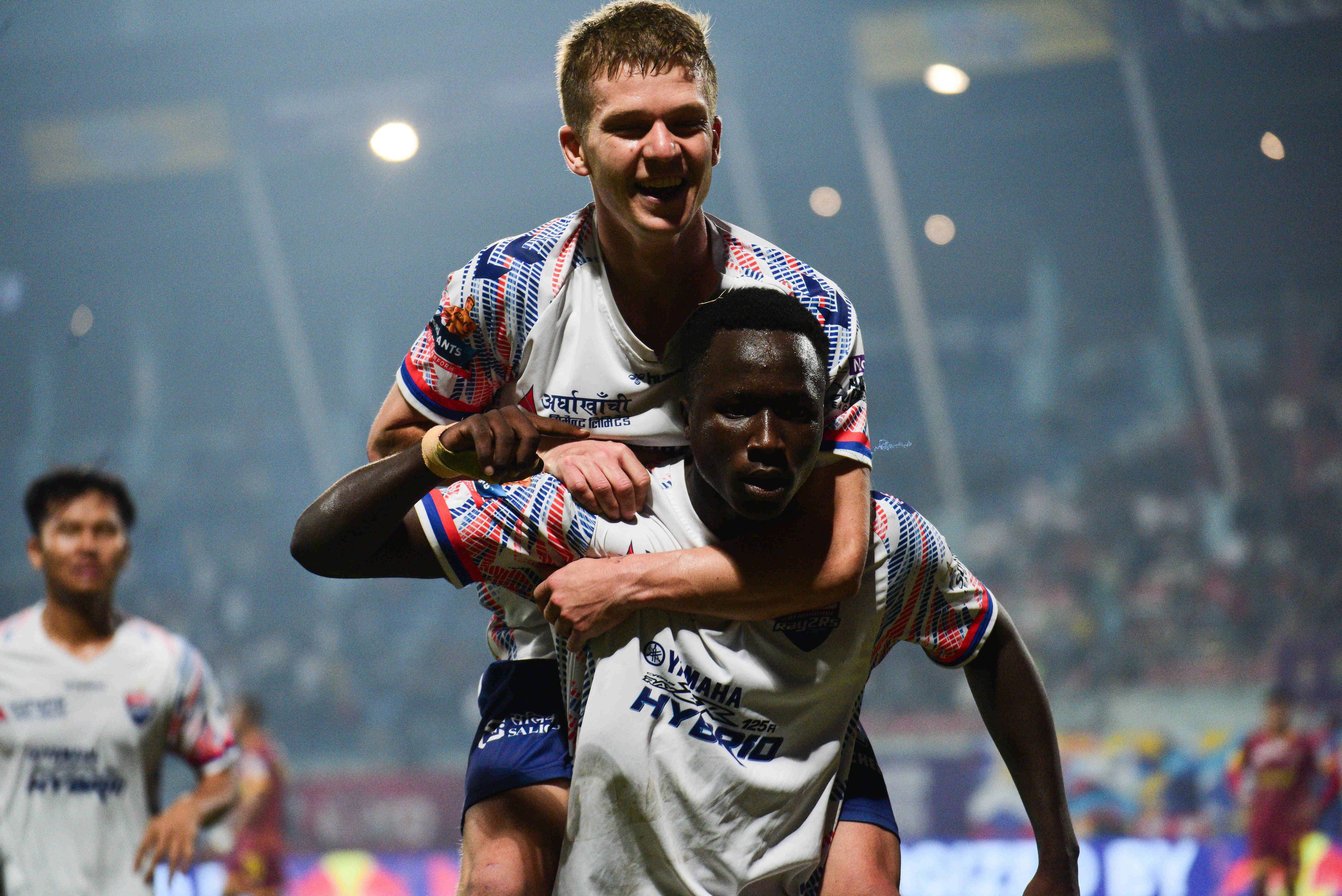 Vincent Koziello springt auf den Rücken von Amadou Diop und jubelt mit ihm.