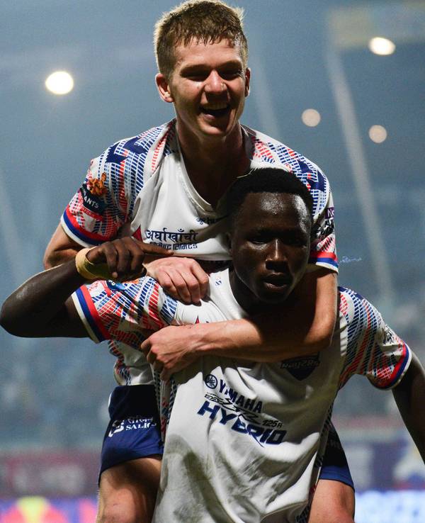 Vincent Koziello springt auf den Rücken von Amadou Diop und jubelt mit ihm.