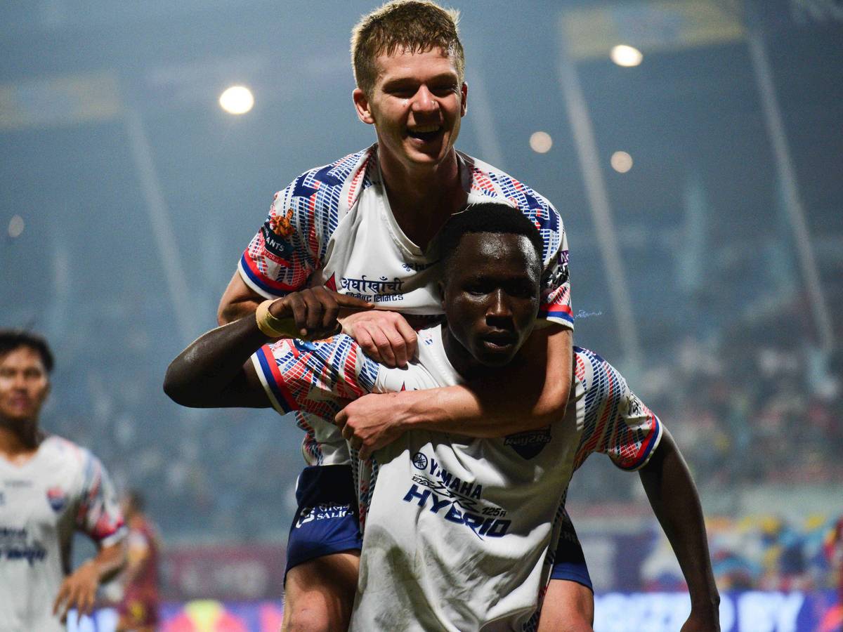 Vincent Koziello springt auf den Rücken von Amadou Diop und jubelt mit ihm.