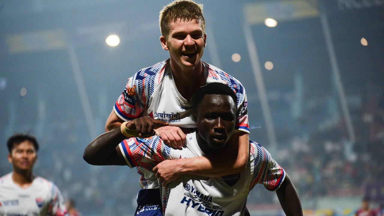 Vincent Koziello springt auf den Rücken von Amadou Diop und jubelt mit ihm.