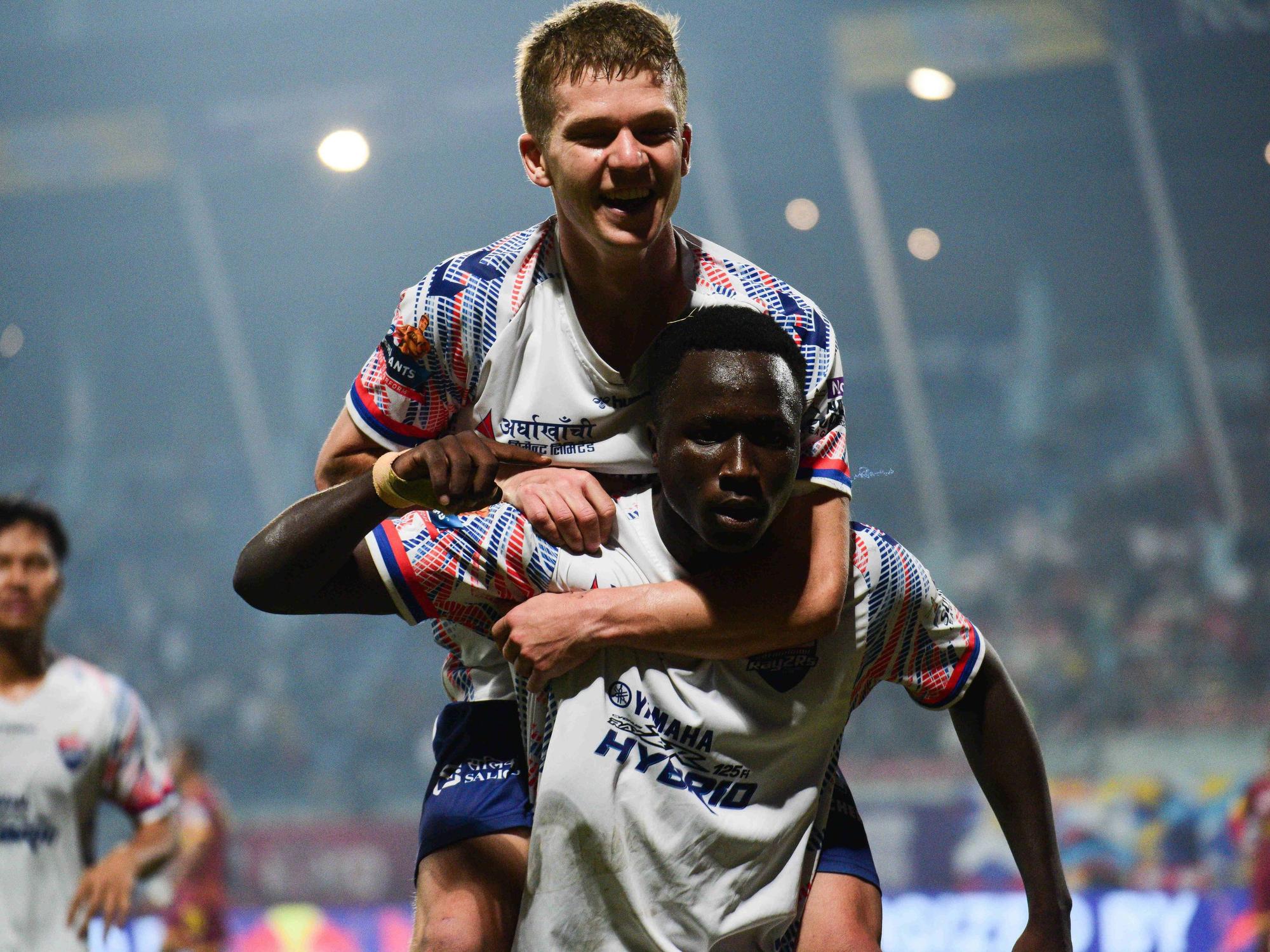 Vincent Koziello springt auf den Rücken von Amadou Diop und jubelt mit ihm.