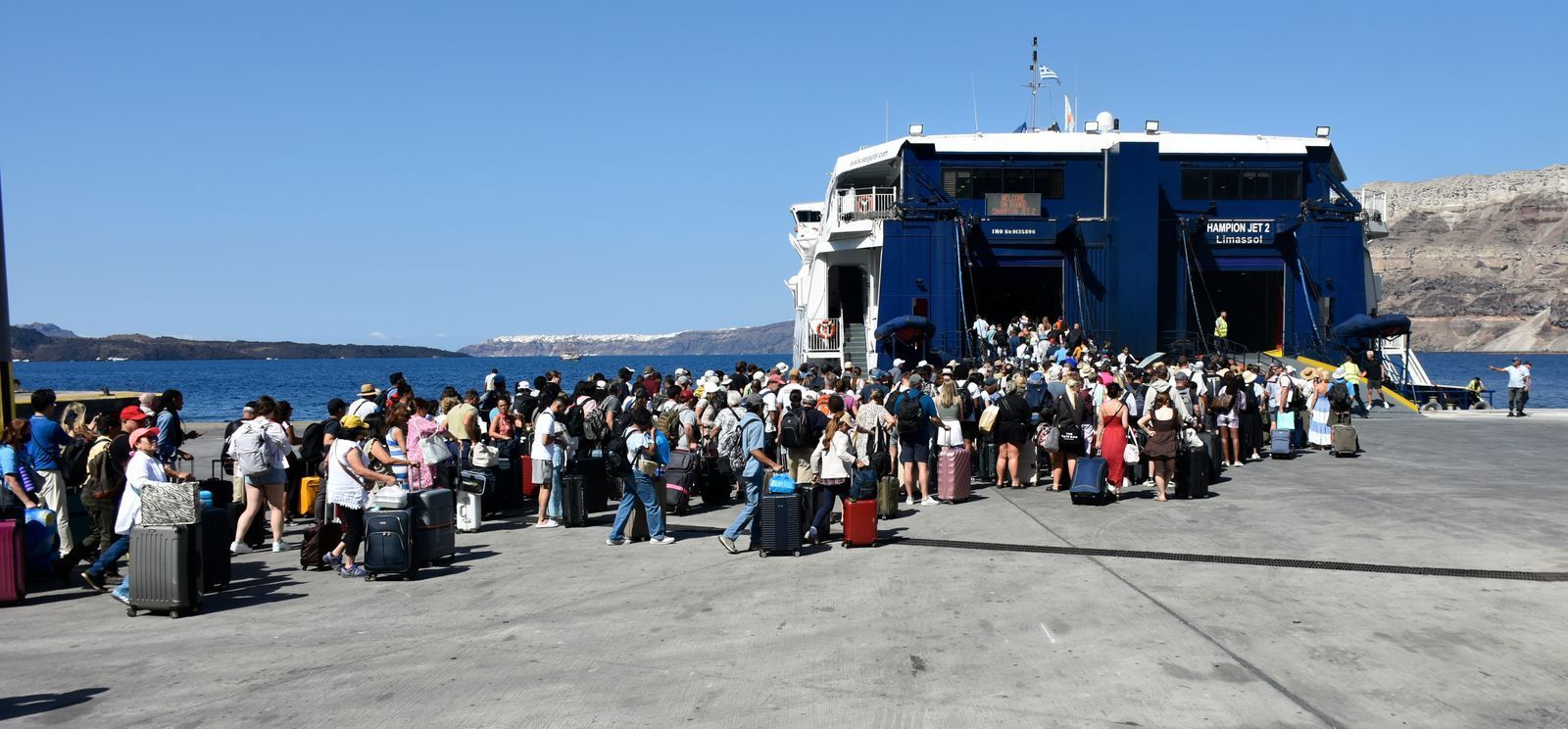 Im Hafen von Thira auf Santorin kommen und gehen täglich Hunderte Touristen. (Bild: iStock/LIVINUS)