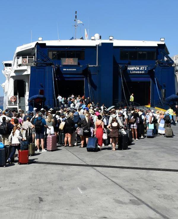 Im Hafen von Thira auf Santorin kommen und gehen täglich Hunderte Touristen. (Bild: iStock/LIVINUS)