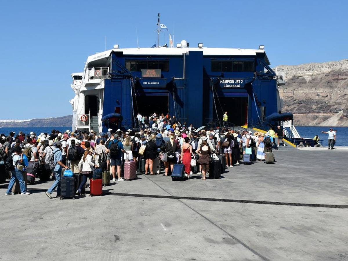 Im Hafen von Thira auf Santorin kommen und gehen täglich Hunderte Touristen. (Bild: iStock/LIVINUS)