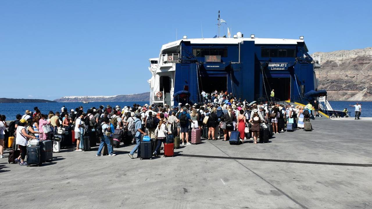 Im Hafen von Thira auf Santorin kommen und gehen täglich Hunderte Touristen. (Bild: iStock/LIVINUS)