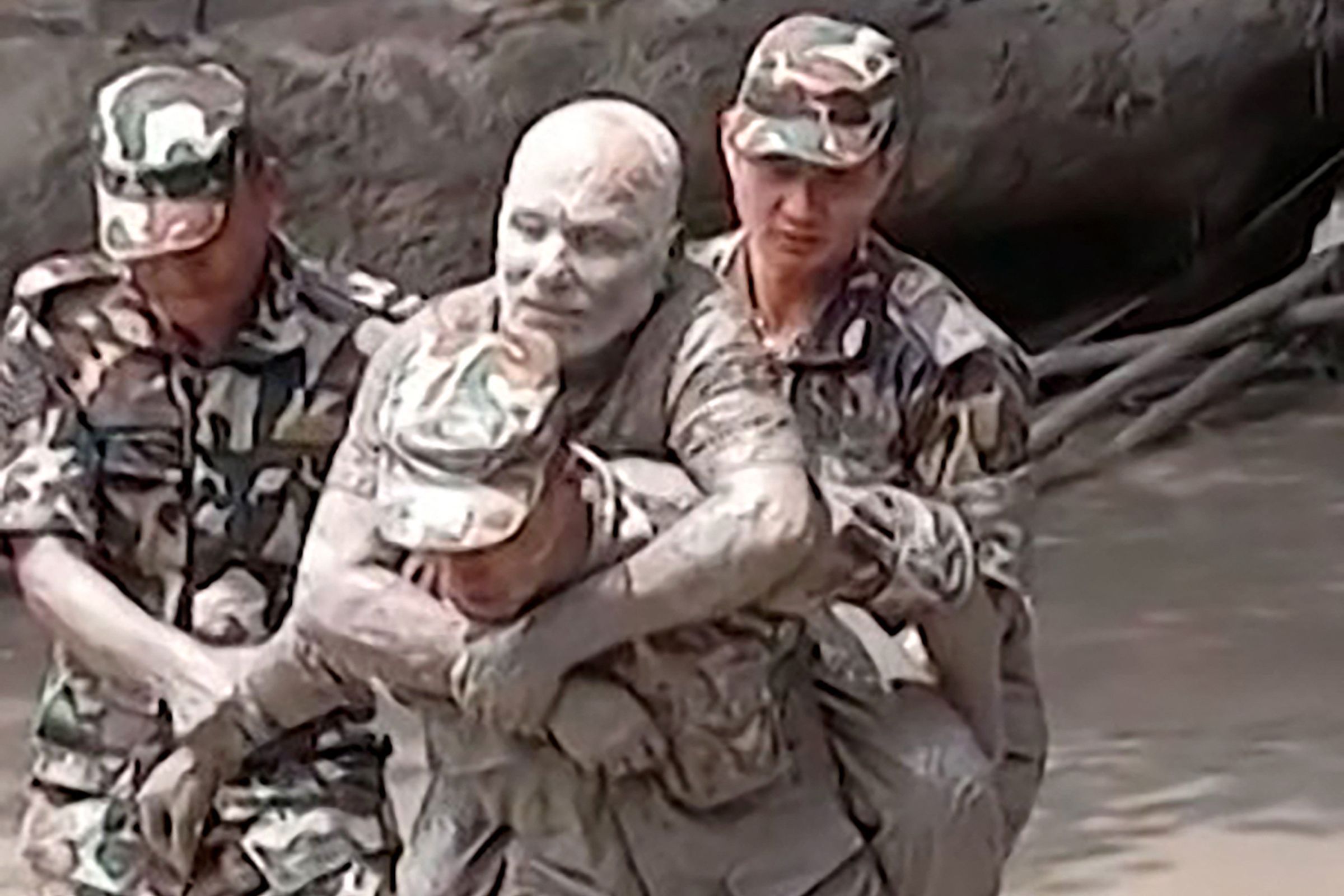 Dieser Videoausschnitt aus einem am 26. August 2026 aufgenommenen und veröffentlichten UGC-Video der nepalesischen Armee zeigt einen Soldaten, der einen Mann rettet, der durch massive Überschwemmungen und Erdrutsche an der Grenze zwischen Nepal und Tibet gestrandet ist.
