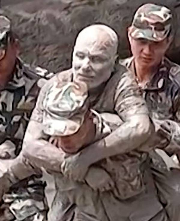 Dieser Videoausschnitt aus einem am 26. August 2026 aufgenommenen und veröffentlichten UGC-Video der nepalesischen Armee zeigt einen Soldaten, der einen Mann rettet, der durch massive Überschwemmungen und Erdrutsche an der Grenze zwischen Nepal und Tibet gestrandet ist.