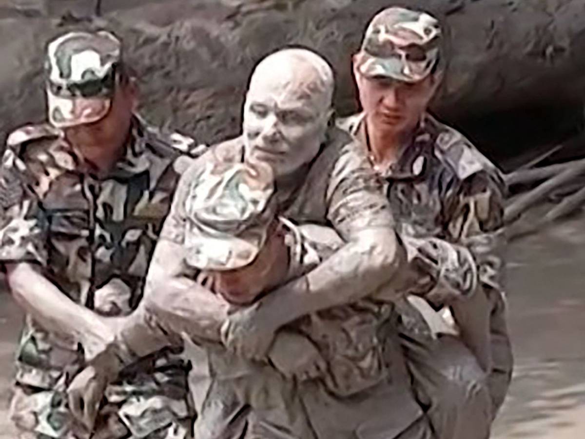 Dieser Videoausschnitt aus einem am 26. August 2026 aufgenommenen und veröffentlichten UGC-Video der nepalesischen Armee zeigt einen Soldaten, der einen Mann rettet, der durch massive Überschwemmungen und Erdrutsche an der Grenze zwischen Nepal und Tibet gestrandet ist.