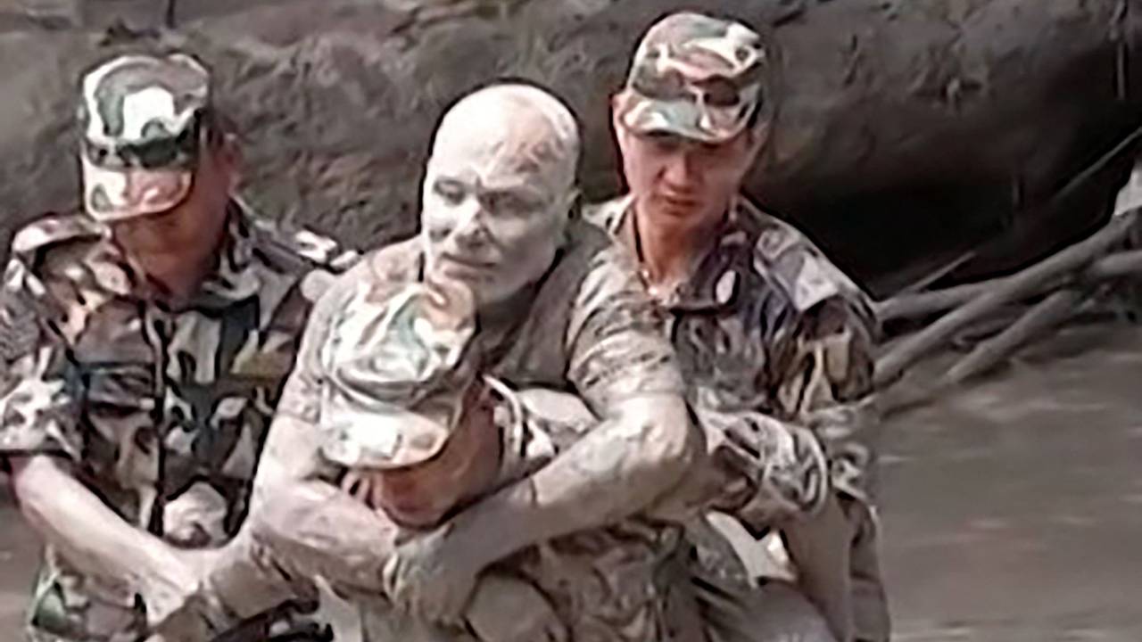Dieser Videoausschnitt aus einem am 26. August 2026 aufgenommenen und veröffentlichten UGC-Video der nepalesischen Armee zeigt einen Soldaten, der einen Mann rettet, der durch massive Überschwemmungen und Erdrutsche an der Grenze zwischen Nepal und Tibet gestrandet ist.