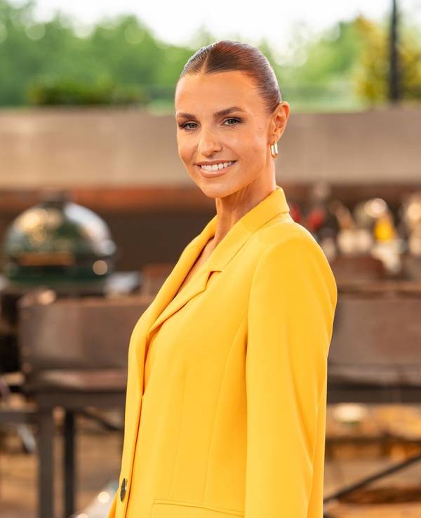 Laura Wontorra ist für ihren ironischen Humor bekannt. Sie nimmt sich auch gerne selbst auf die Schippe - oder auch mal, wie beim zweiten „Grill den Henssler Sommer-Special“, ihre ganze Senderfamilie. (Bild: RTL/Markus Hertrich)