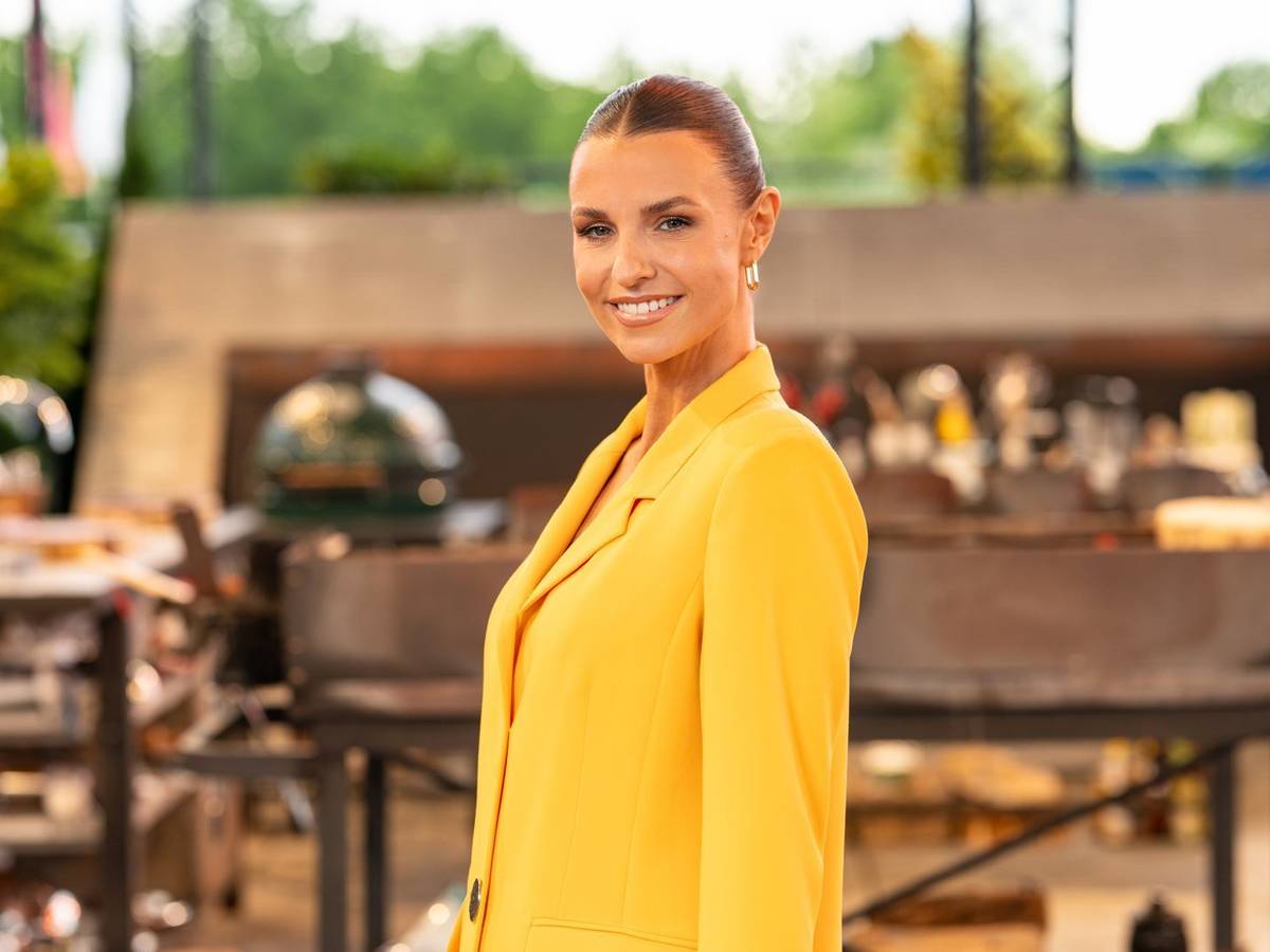 Laura Wontorra ist für ihren ironischen Humor bekannt. Sie nimmt sich auch gerne selbst auf die Schippe - oder auch mal, wie beim zweiten „Grill den Henssler Sommer-Special“, ihre ganze Senderfamilie. (Bild: RTL/Markus Hertrich)