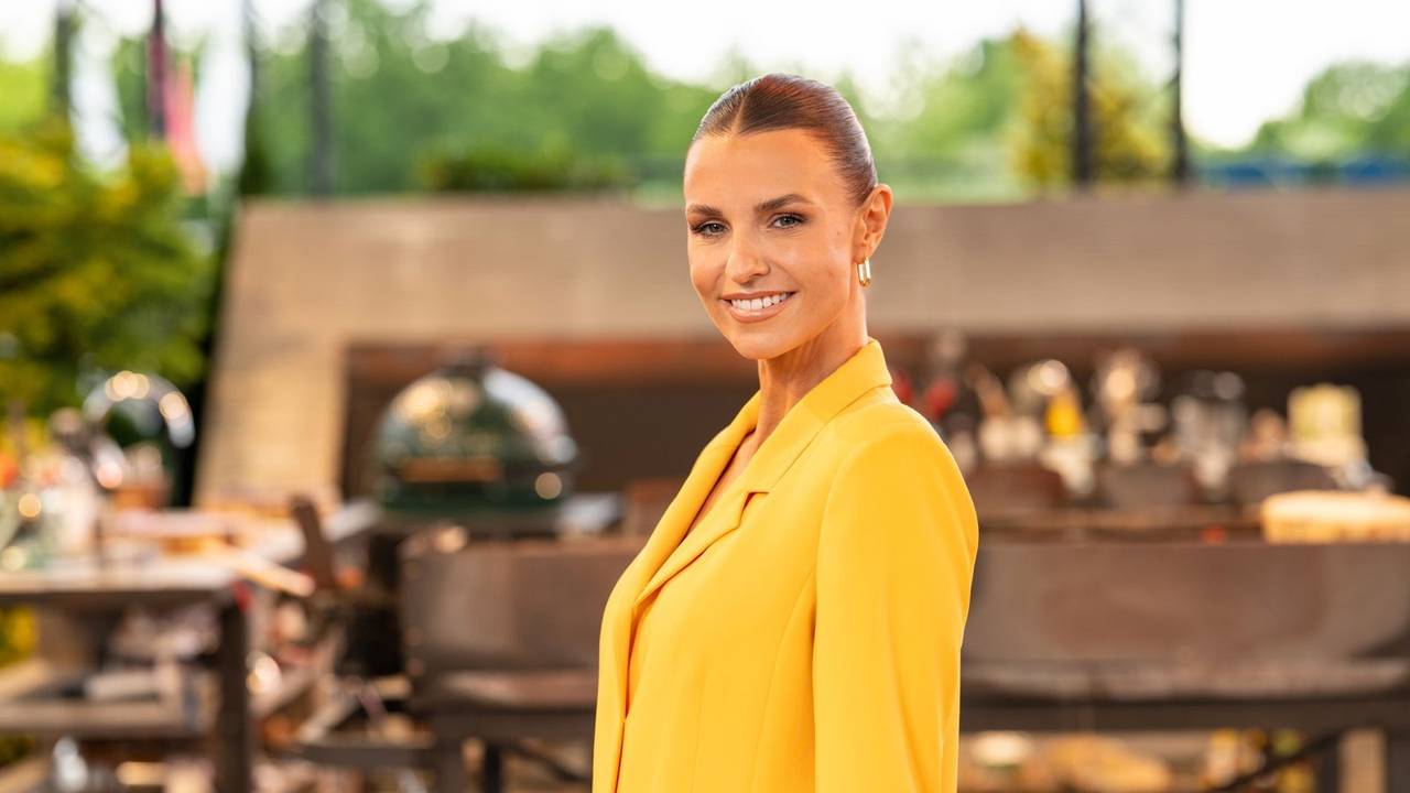 Laura Wontorra ist für ihren ironischen Humor bekannt. Sie nimmt sich auch gerne selbst auf die Schippe - oder auch mal, wie beim zweiten „Grill den Henssler Sommer-Special“, ihre ganze Senderfamilie. (Bild: RTL/Markus Hertrich)