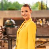 Laura Wontorra ist für ihren ironischen Humor bekannt. Sie nimmt sich auch gerne selbst auf die Schippe - oder auch mal, wie beim zweiten „Grill den Henssler Sommer-Special“, ihre ganze Senderfamilie. (Bild: RTL/Markus Hertrich)