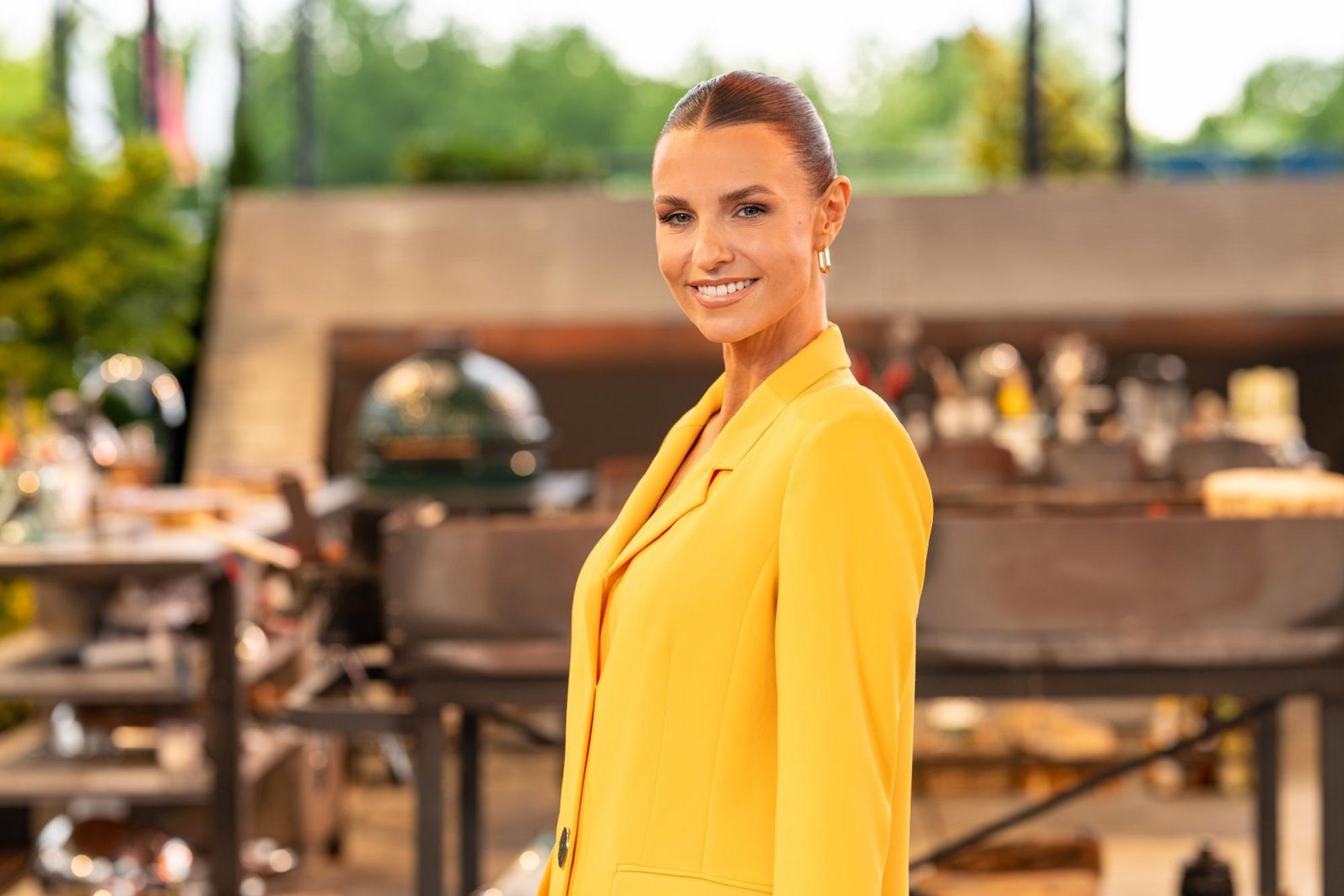 Laura Wontorra ist für ihren ironischen Humor bekannt. Sie nimmt sich auch gerne selbst auf die Schippe - oder auch mal, wie beim zweiten „Grill den Henssler Sommer-Special“, ihre ganze Senderfamilie. (Bild: RTL/Markus Hertrich)