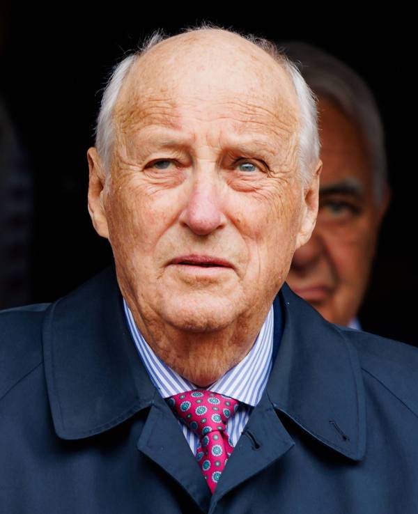 Harald V. schaut in die Ferne.