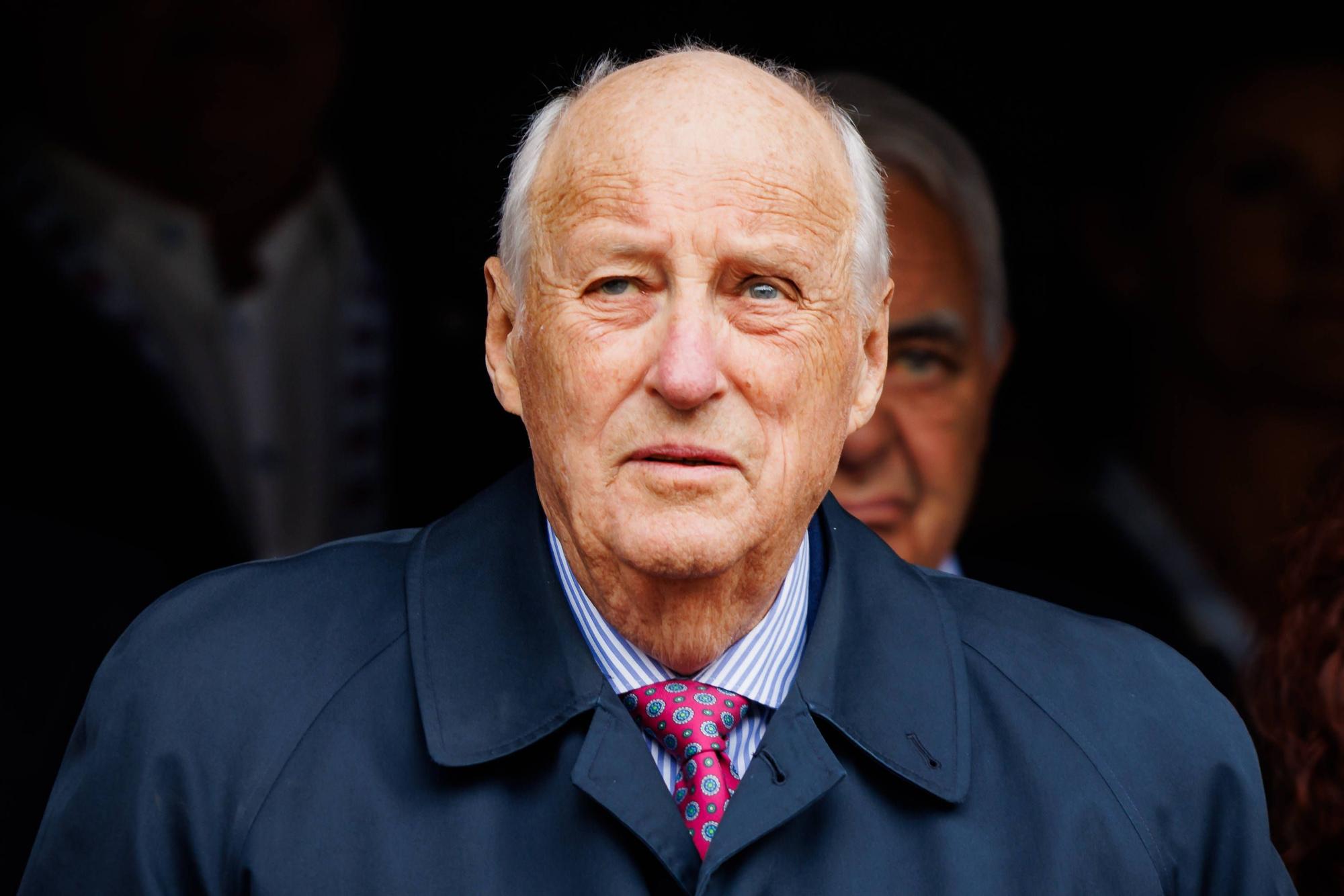 Harald V. schaut in die Ferne.