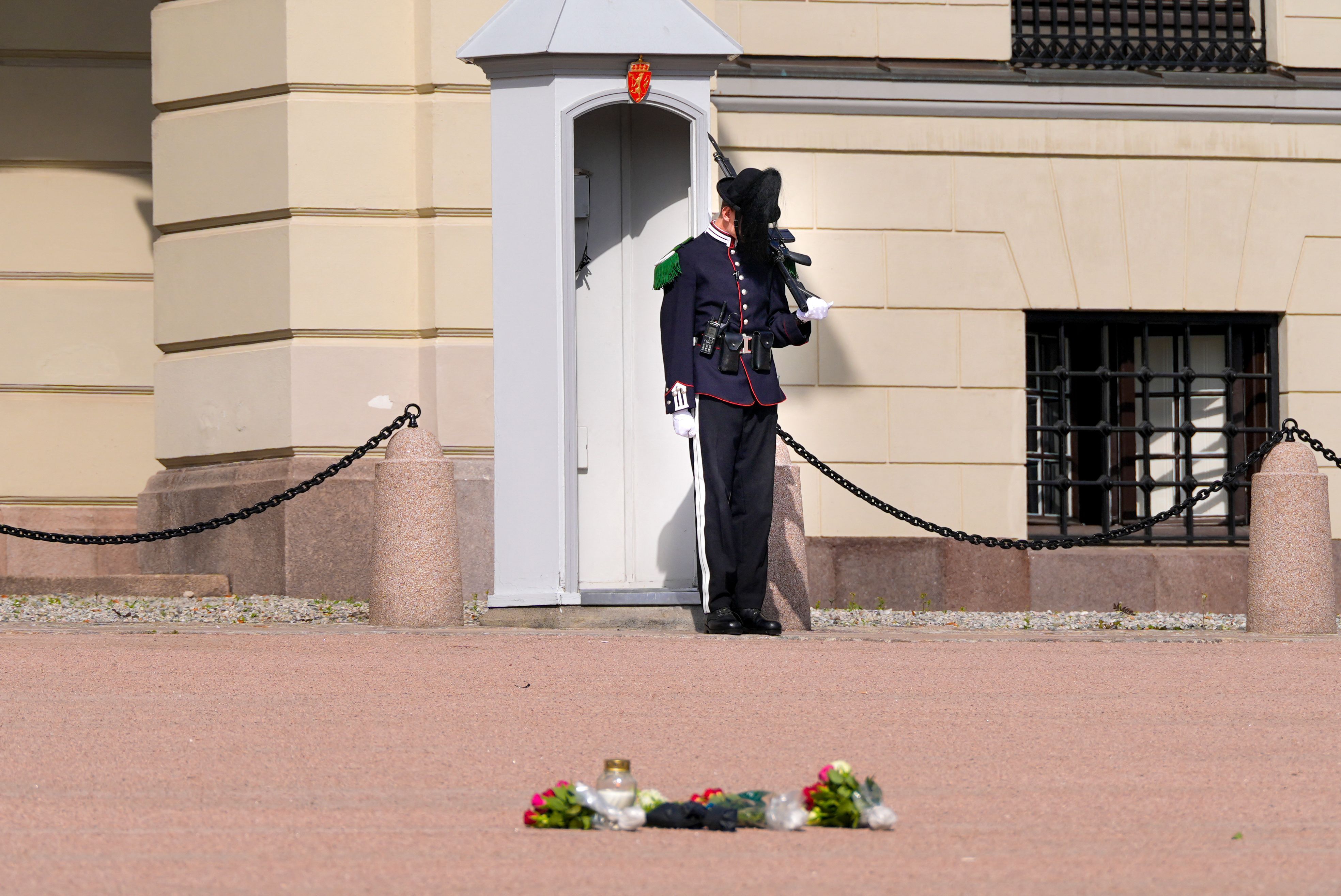 Am 27. August 2026 wurden Blumen und eine Kerze niedergelegt, während ein Angehöriger der Königlichen Garde auf dem Palastplatz in Oslo seinen Posten hütete.