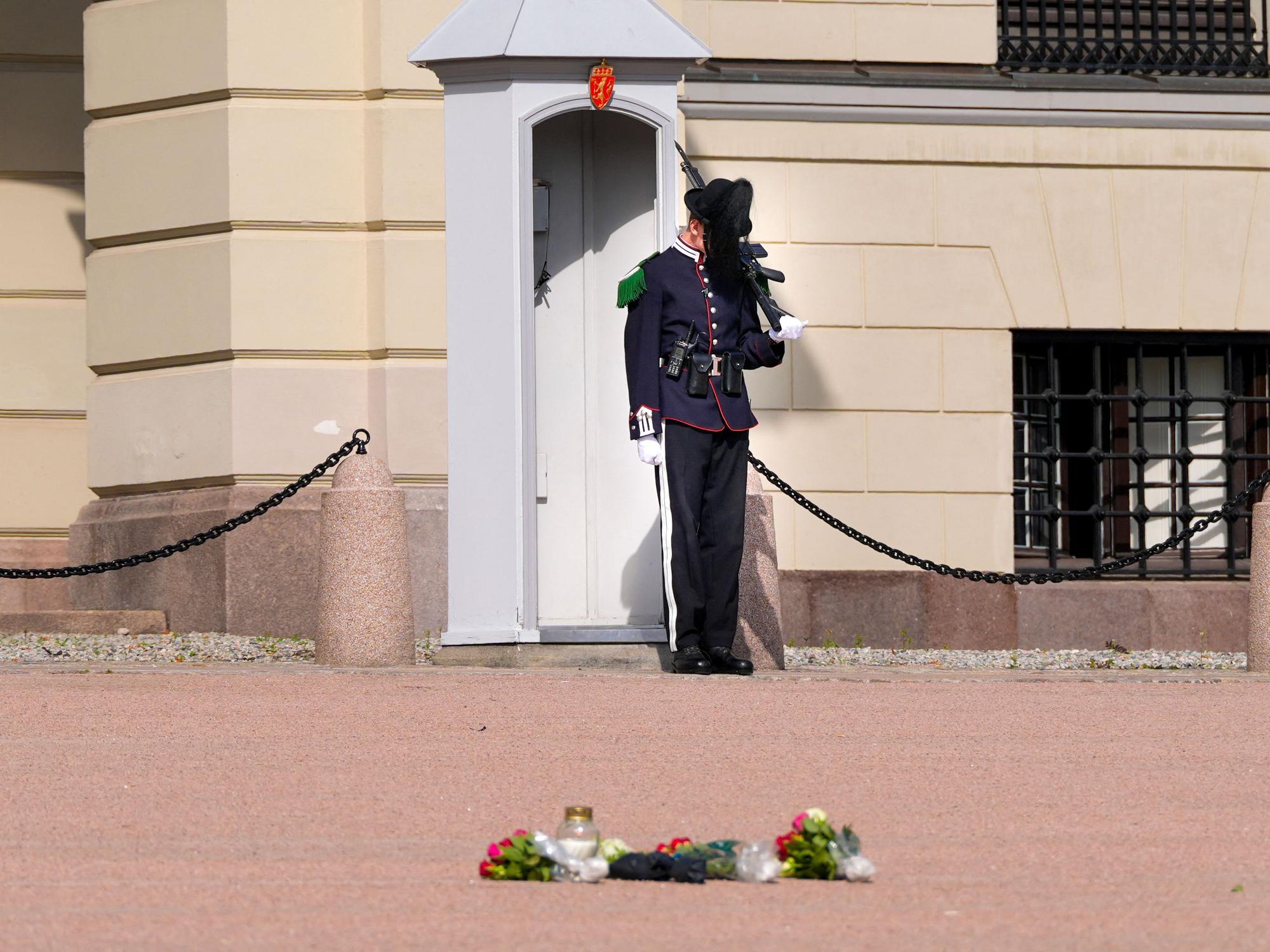 Am 27. August 2026 wurden Blumen und eine Kerze niedergelegt, während ein Angehöriger der Königlichen Garde auf dem Palastplatz in Oslo seinen Posten hütete.
