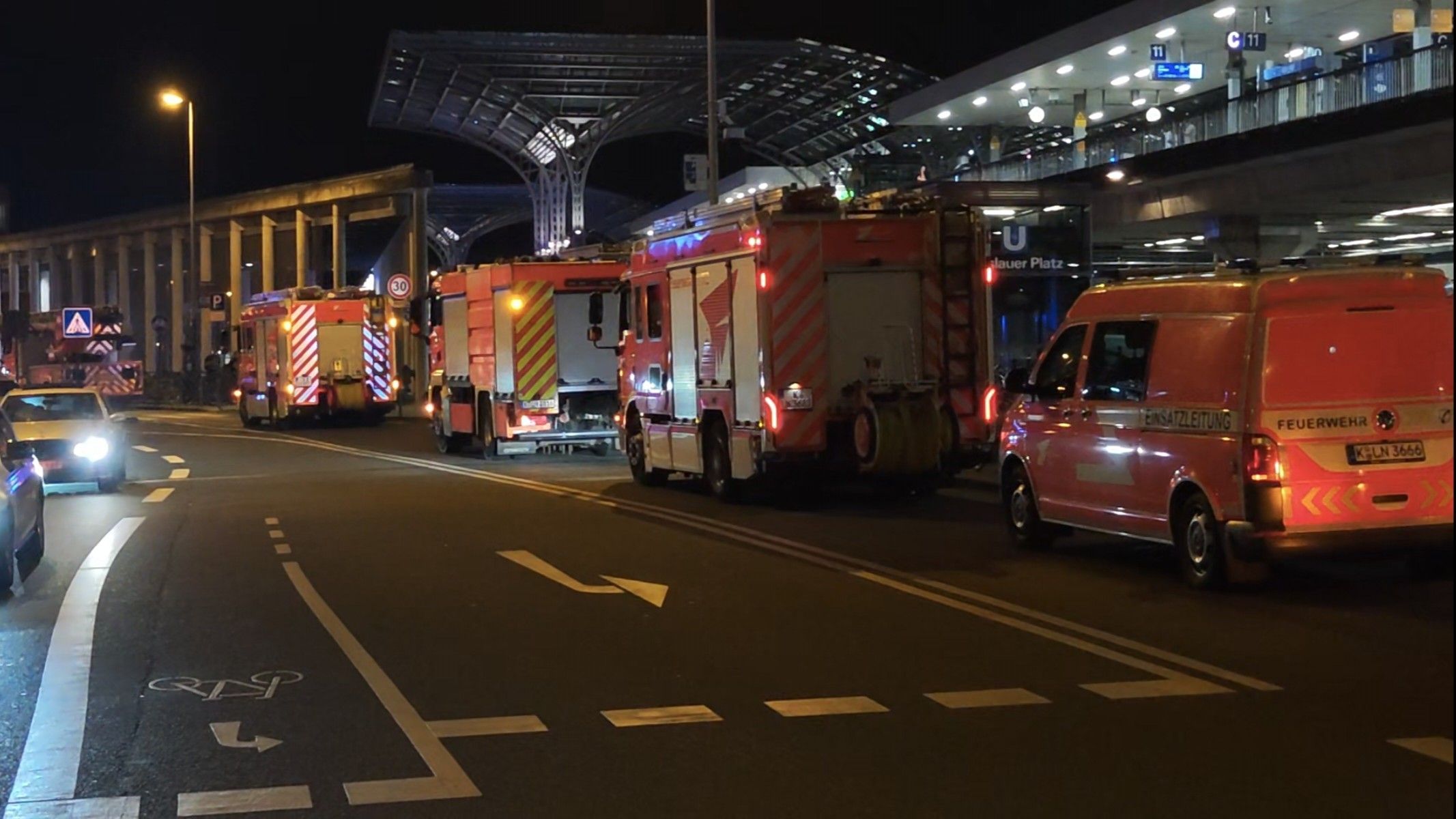 Die Feuerwehr in Köln Hbf im Einsatz.