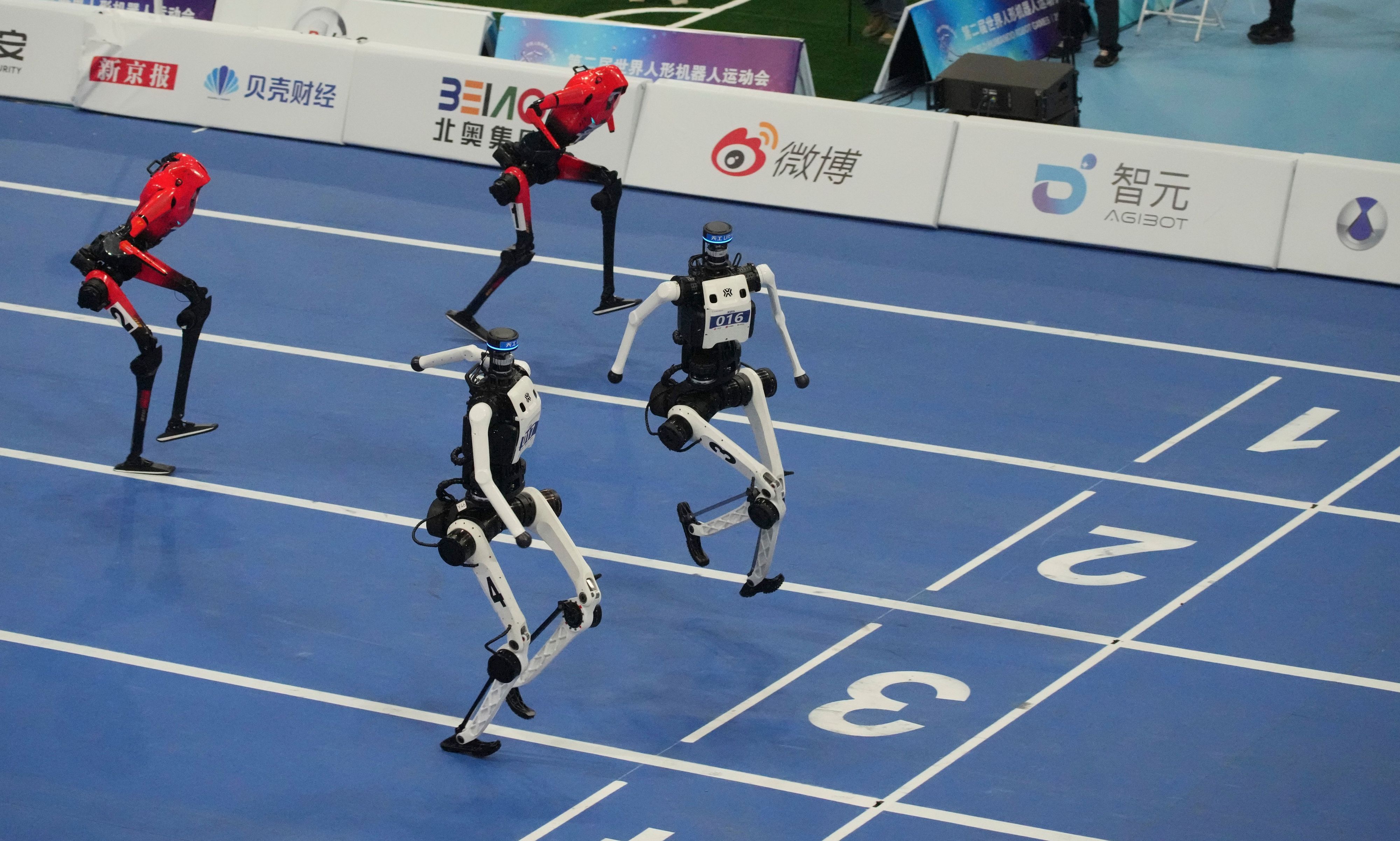 Humanoide Roboter treten bei den World Humanoid Robot Games in der chinesischen Hauptstadt im 100-Meter-Lauf gegeneinander an. Ländern teil. Foto: Achmad Ibrahim/AP/dpa +++ dpa-Bildfunk +++