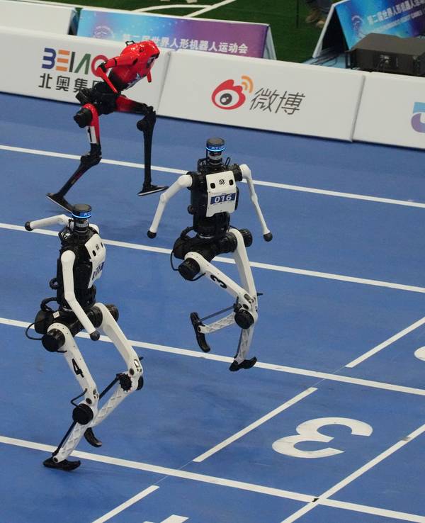 Humanoide Roboter treten bei den World Humanoid Robot Games in der chinesischen Hauptstadt im 100-Meter-Lauf gegeneinander an. Ländern teil. Foto: Achmad Ibrahim/AP/dpa +++ dpa-Bildfunk +++