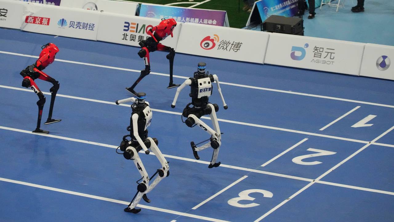 Humanoide Roboter treten bei den World Humanoid Robot Games in der chinesischen Hauptstadt im 100-Meter-Lauf gegeneinander an. Ländern teil. Foto: Achmad Ibrahim/AP/dpa +++ dpa-Bildfunk +++