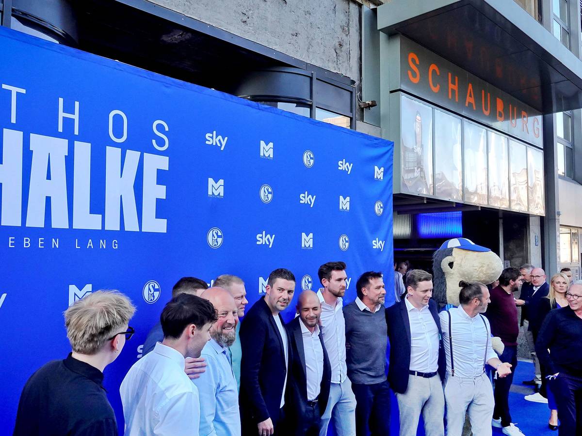 Einiges los auf dem blauen Teppich vor dem Kino Schauburg in Gelsenkirchen-Buer.