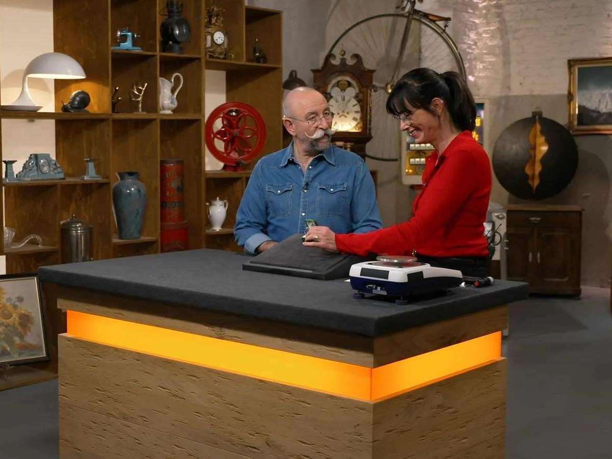 „Der macht was her, ne?“, zeigte sich die „Bares für Rares“-Expertin Dr. Heide Rezepa-Zabel schwer beeindruckt von einem kleinen Ring. (Bild: ZDF)