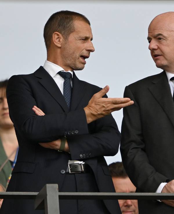 UEFA-Präsident Aleksander Ceferin (l) und FIFA-Präsident Gianni Infantino auf der Tribüne.
