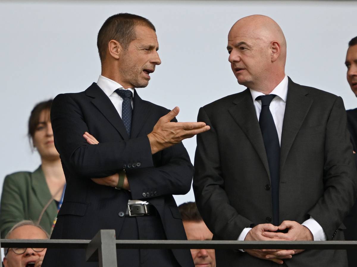UEFA-Präsident Aleksander Ceferin (l) und FIFA-Präsident Gianni Infantino auf der Tribüne.