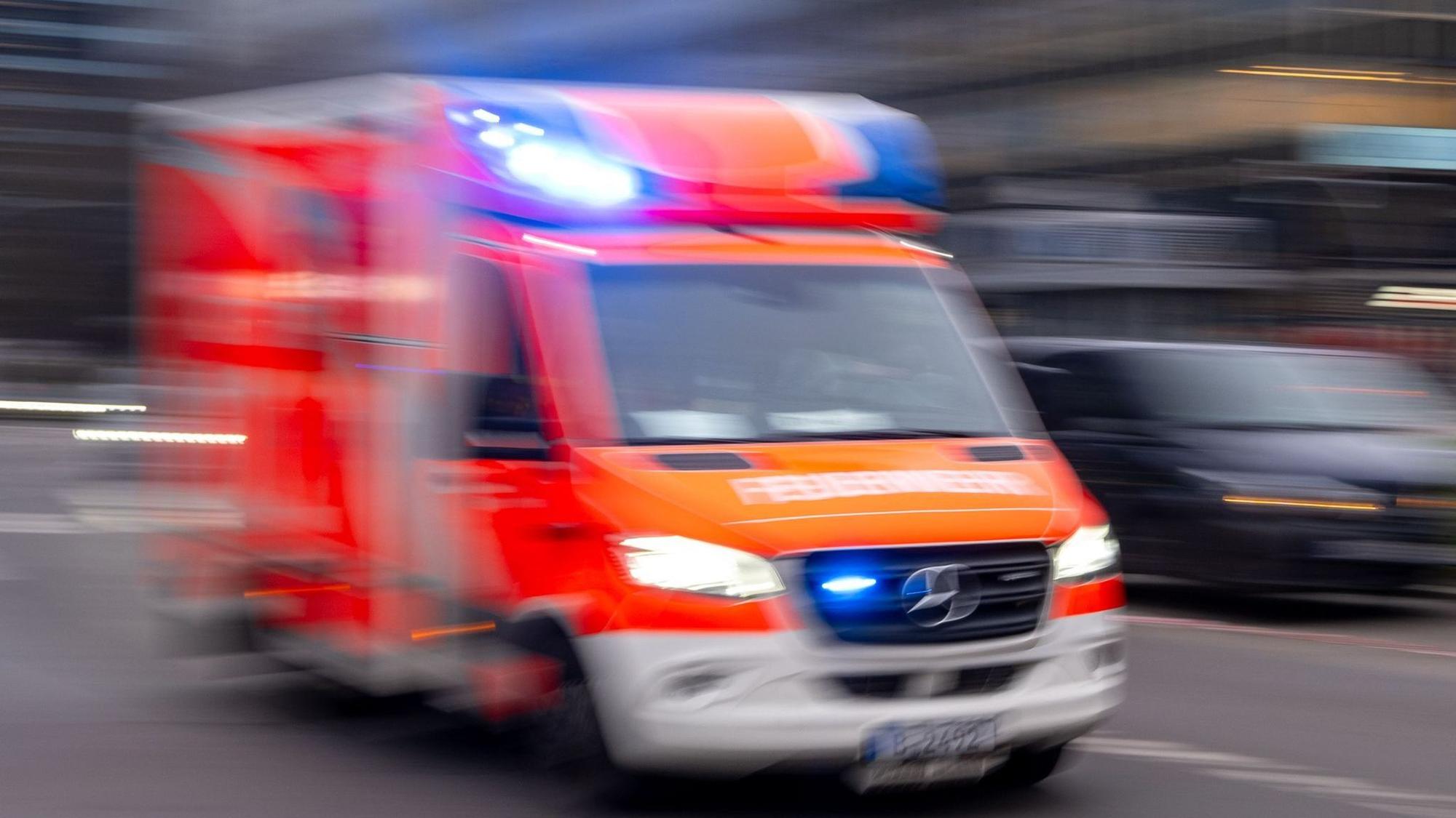 Ein Krankenwagen brachte den schwer verletzten Jungen und seine leicht verletzte Mutter in eine Klinik. (Symbolbild)