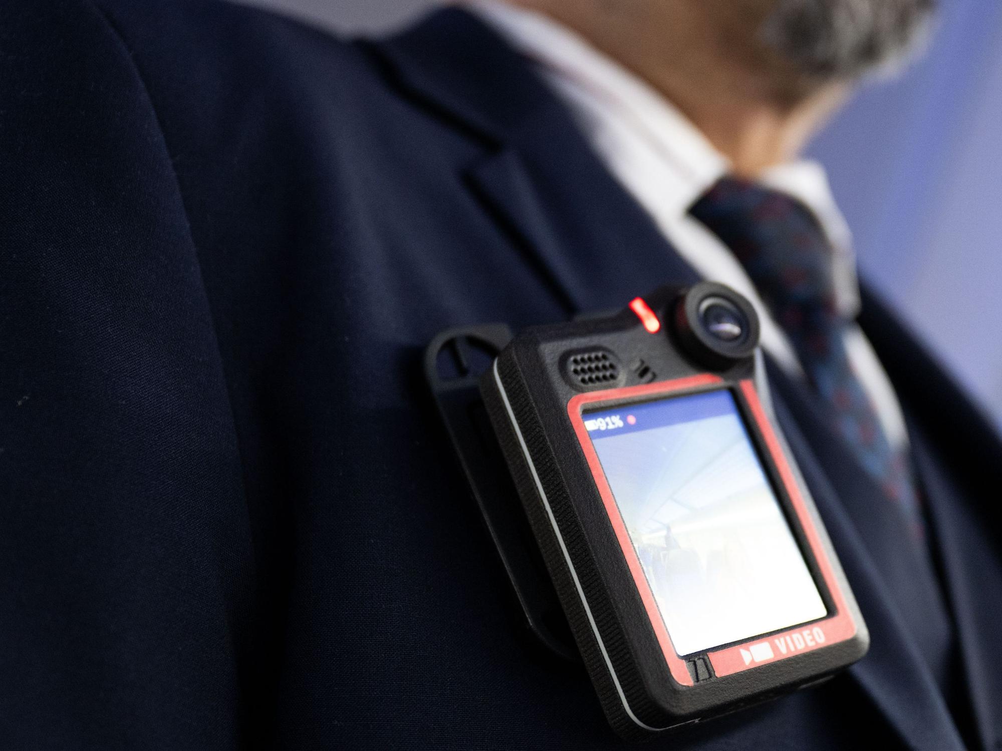 ARCHIV - 08.06.2026, Hessen, Frankfurt/M.: Ein Kundenbetreuer von DB Regio steht während des Deeskalationstrainings für Zugpersonal im Hauptbahnhof in Frankfurt am Main mit einer Bodycam. (zu dpa: «Bahn stattet auch Personal in Bahnhöfen mit Bodycams aus») Foto: Florian Wiegand/dpa +++ dpa-Bildfunk +++