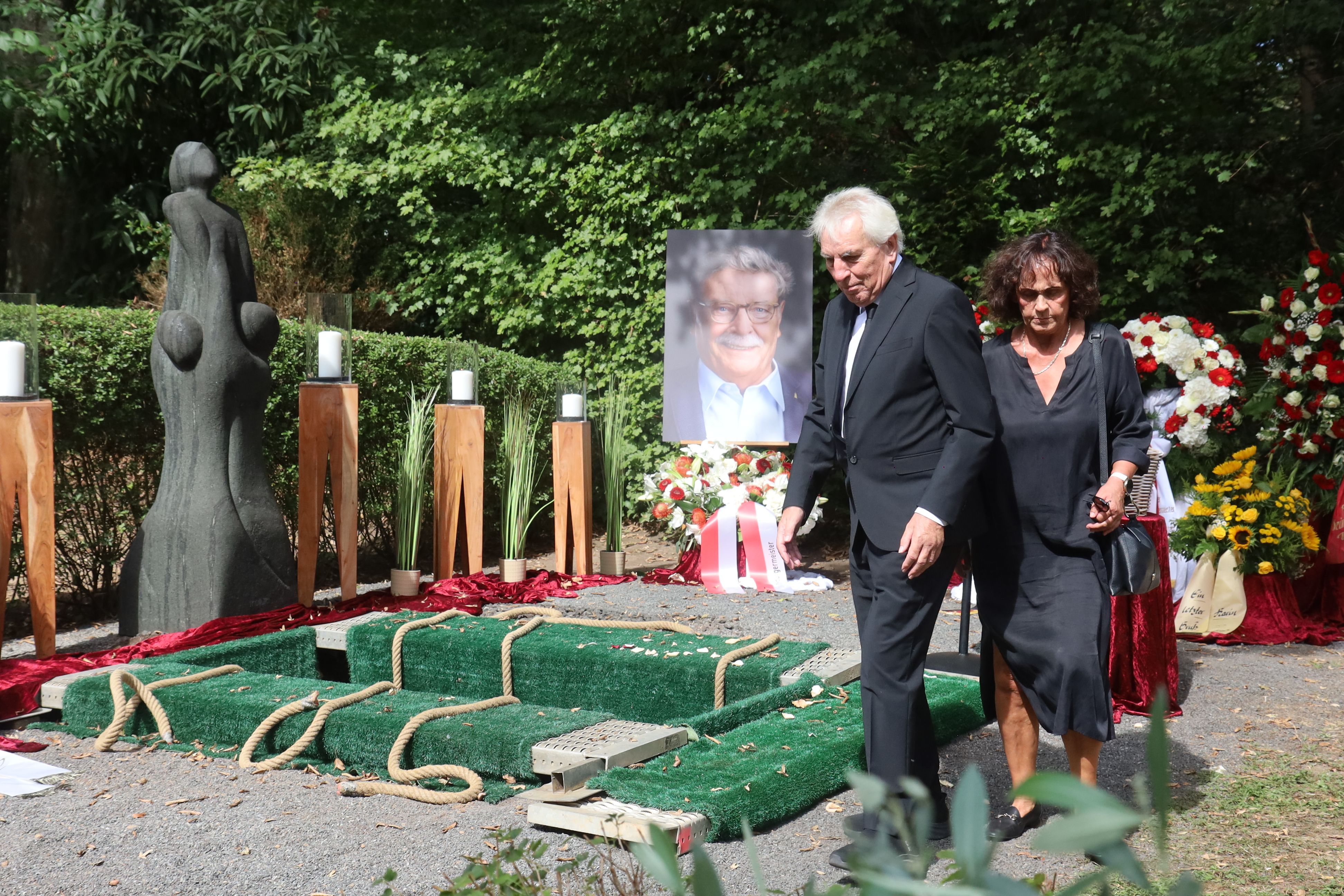 Auch Kölns Ex-OB Jürgen Roters (SPD), der 2009 das Amt von Fritz Schramma übernahm, verneigte sich ein letztes Mal.