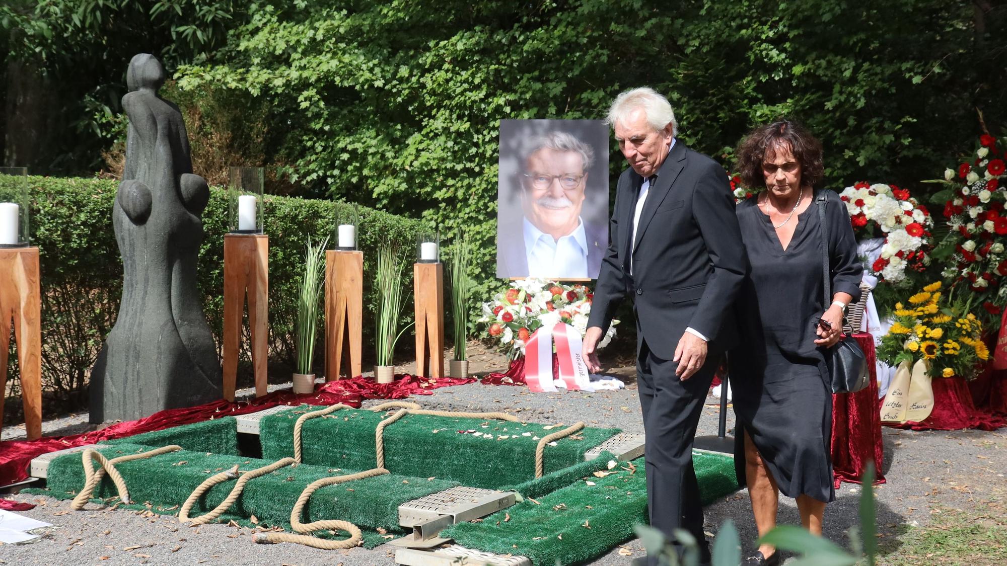 Auch Kölns Ex-OB Jürgen Roters (SPD), der 2009 das Amt von Fritz Schramma übernahm, verneigte sich ein letztes Mal.