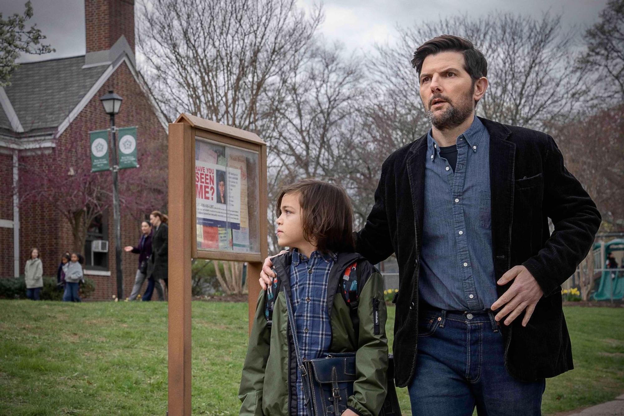 Nach dem Tod seiner Frau sucht der alleinerziehende Vater Tom Kennedy (Adam Scott, rechts) mit dem achtjährigen Sohn Jake (Acston Luca Porto) einen Neuanfang im Städtchen Featherbank. (Bild: David Lee/Netflix © 2026)