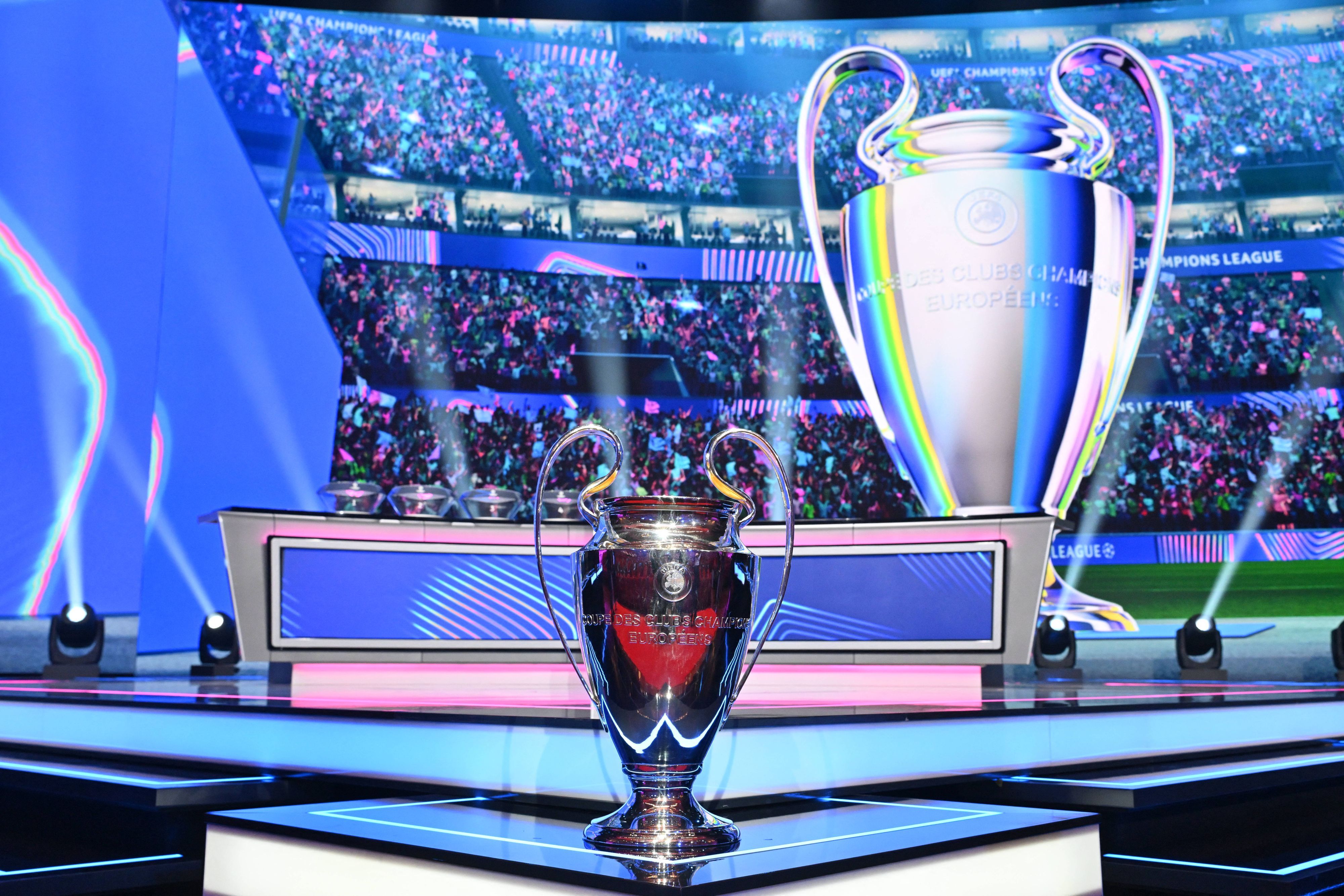 Der Pokal der Champions League vor der Vorrunden-Auslosung.