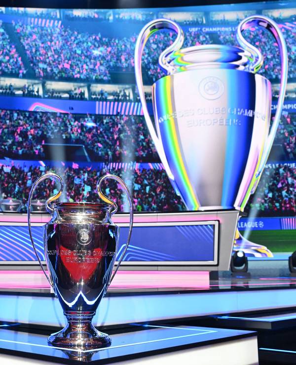 Der Pokal der Champions League vor der Vorrunden-Auslosung.