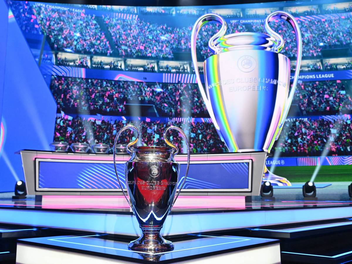 Der Pokal der Champions League vor der Vorrunden-Auslosung.