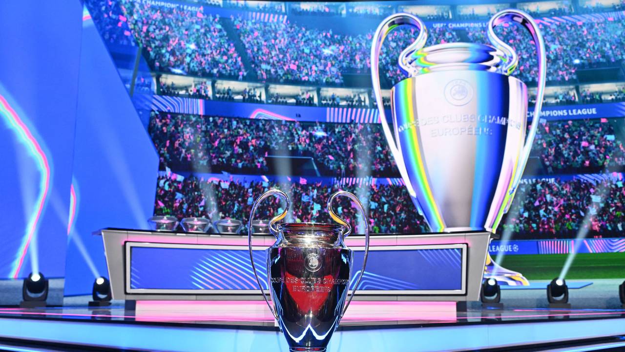 Der Pokal der Champions League vor der Vorrunden-Auslosung.