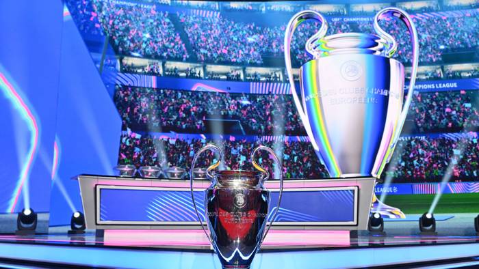 Der Pokal der Champions League vor der Vorrunden-Auslosung.